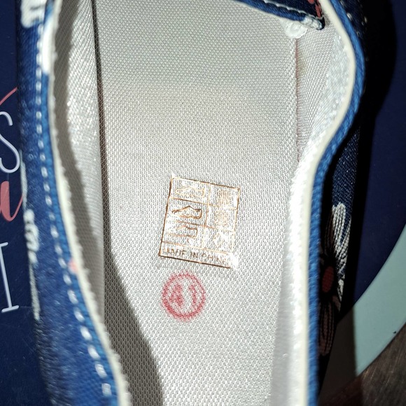 ADORABLE Lightweight low top Fits US 9-9.5 - Picture 6 of 7